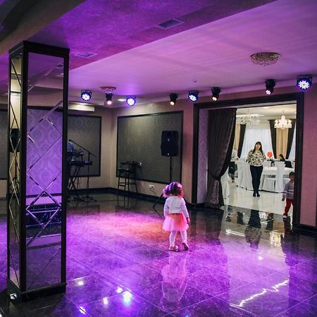 Роляда Hotel Tysmenytsia Buitenkant foto