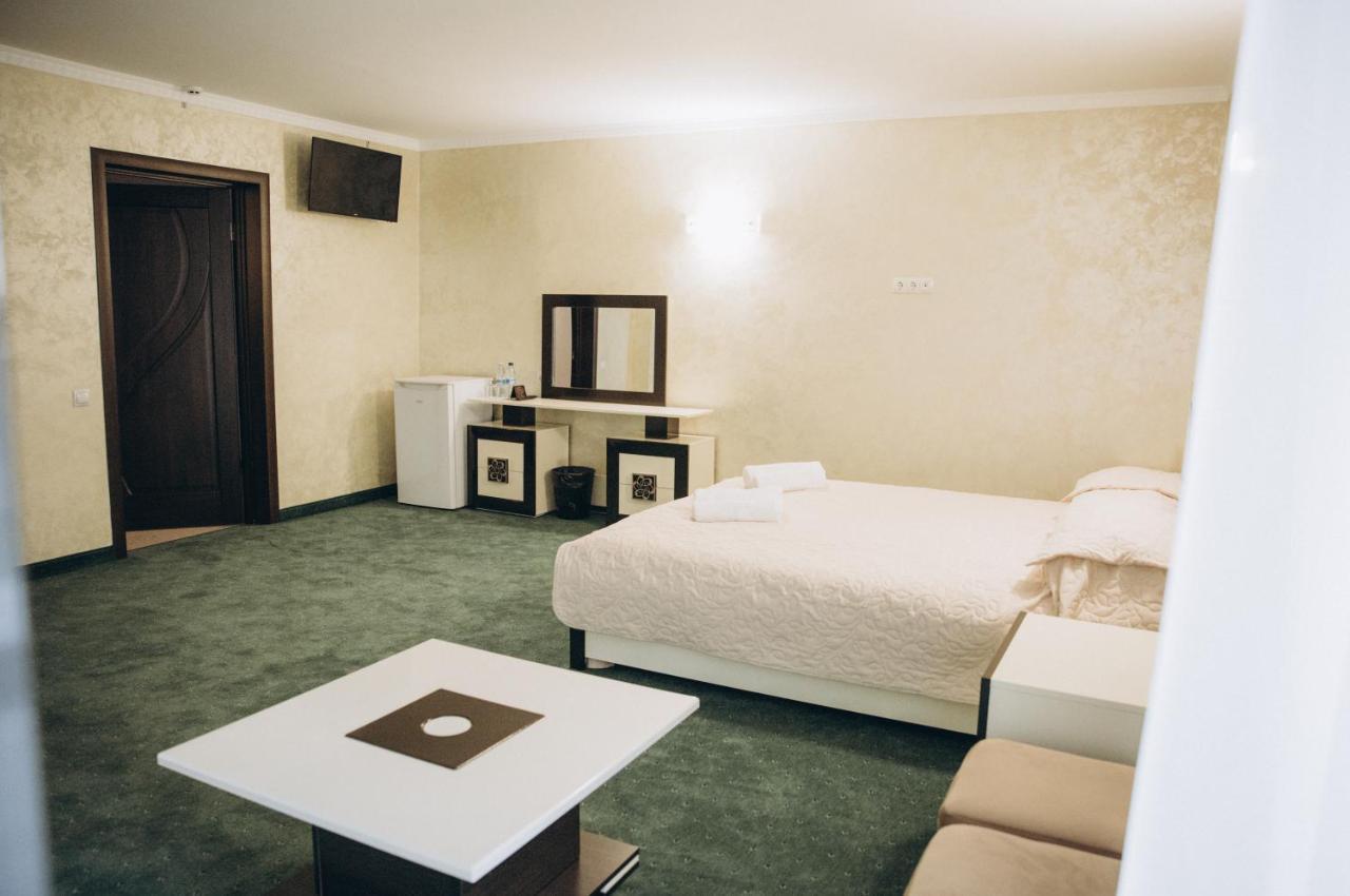 Роляда Hotel Tysmenytsia Buitenkant foto