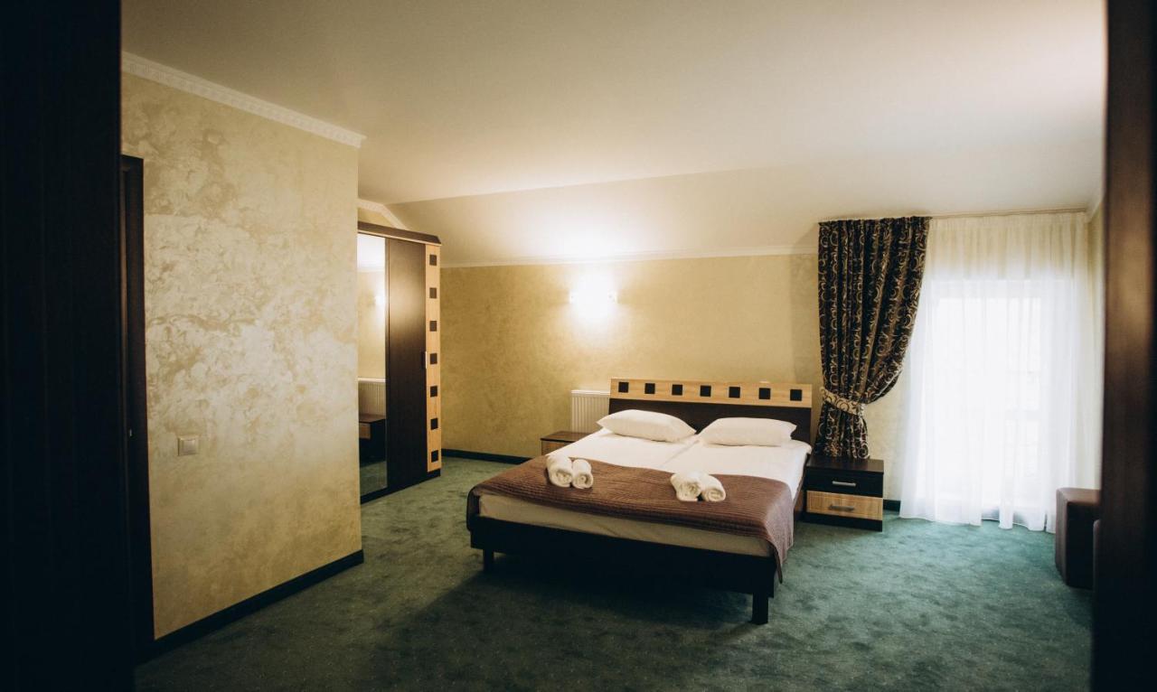 Роляда Hotel Tysmenytsia Buitenkant foto