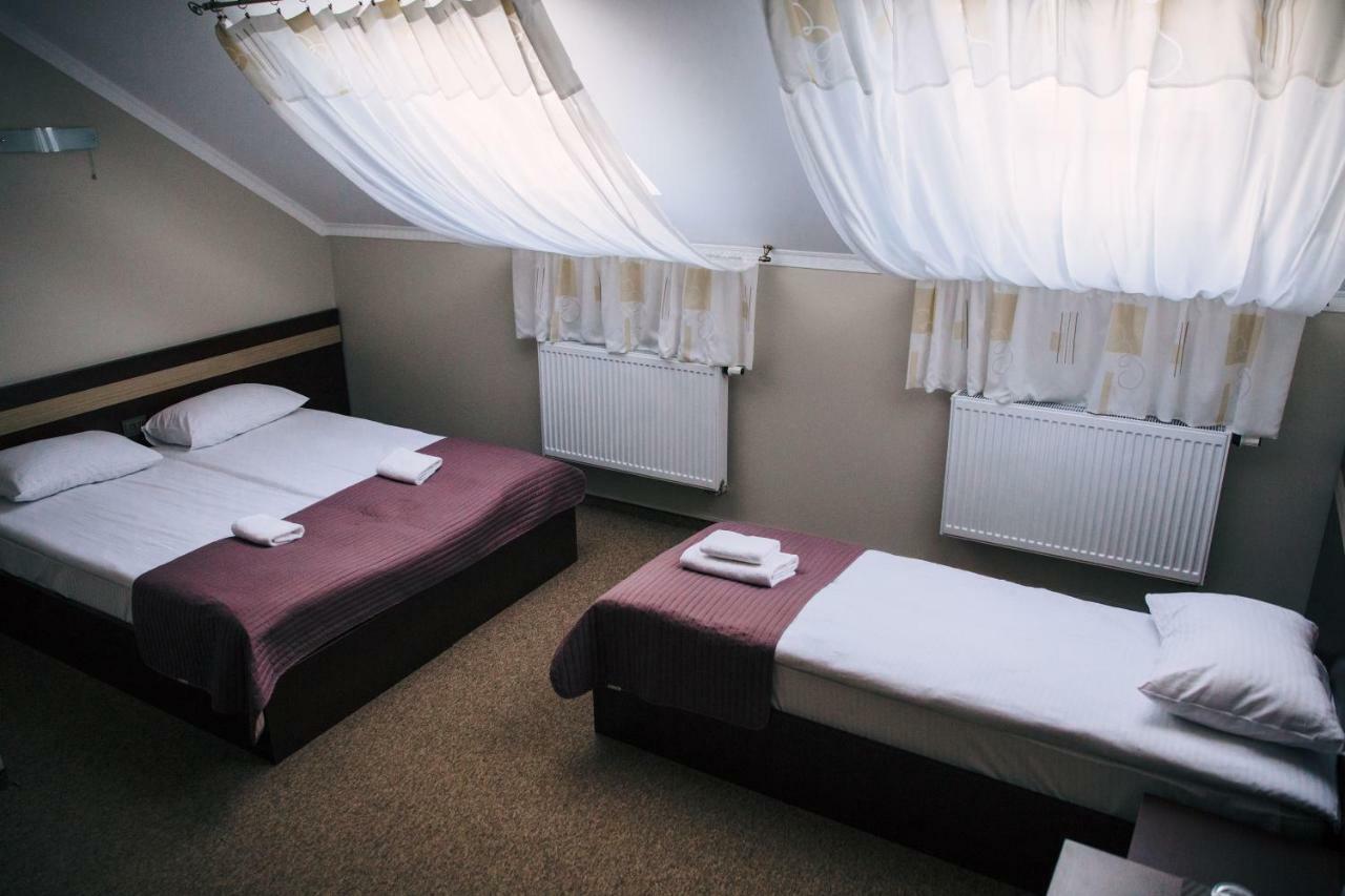 Роляда Hotel Tysmenytsia Buitenkant foto