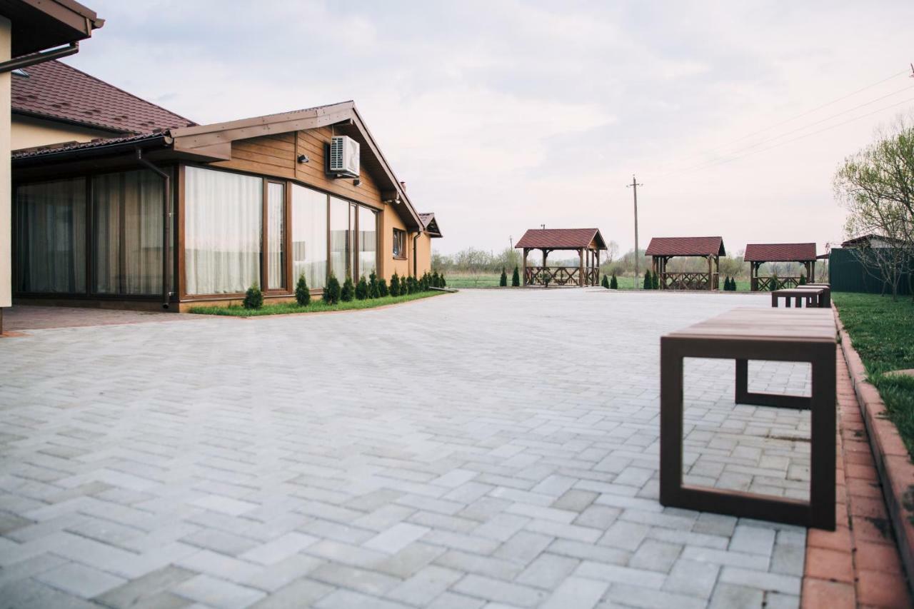 Роляда Hotel Tysmenytsia Buitenkant foto