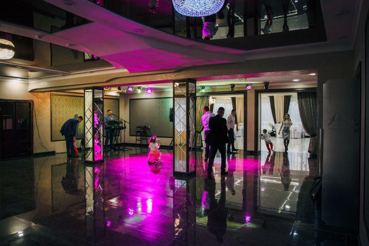 Роляда Hotel Tysmenytsia Buitenkant foto