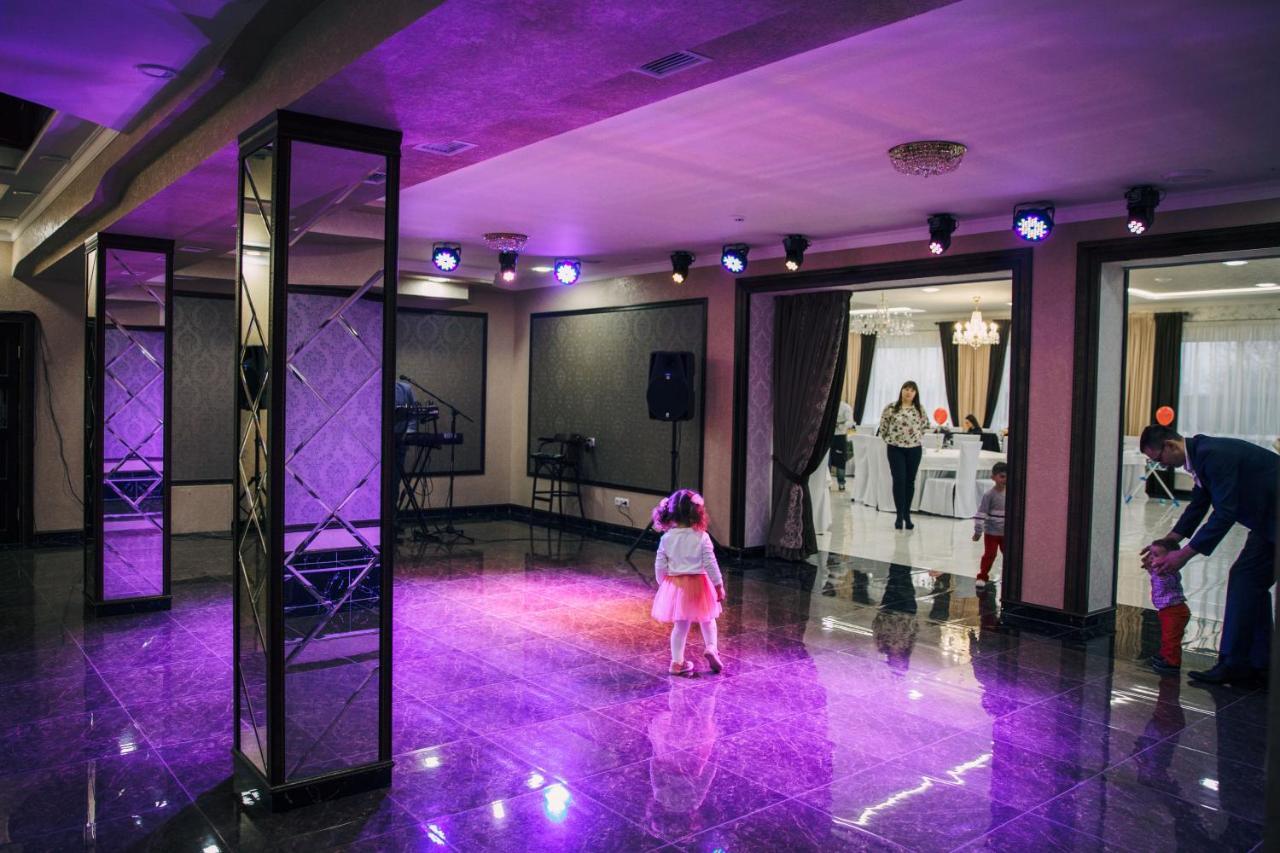 Роляда Hotel Tysmenytsia Buitenkant foto