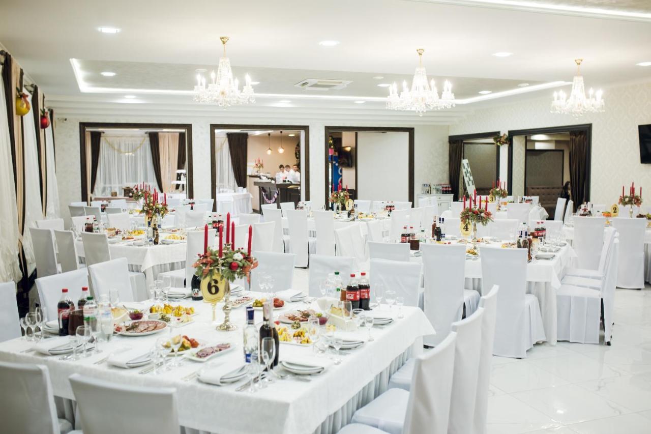Роляда Hotel Tysmenytsia Buitenkant foto