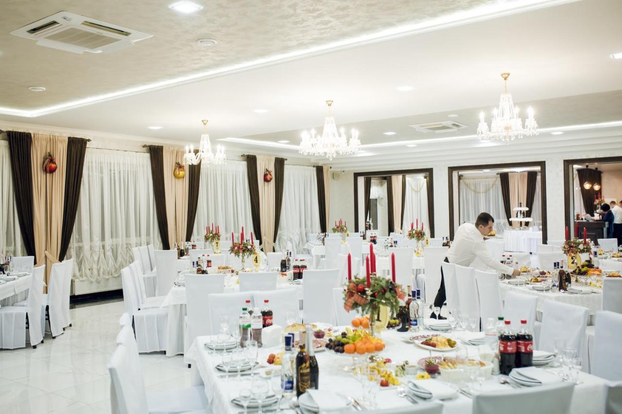 Роляда Hotel Tysmenytsia Buitenkant foto
