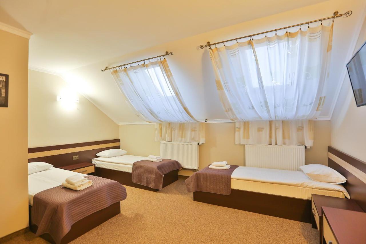 Роляда Hotel Tysmenytsia Buitenkant foto