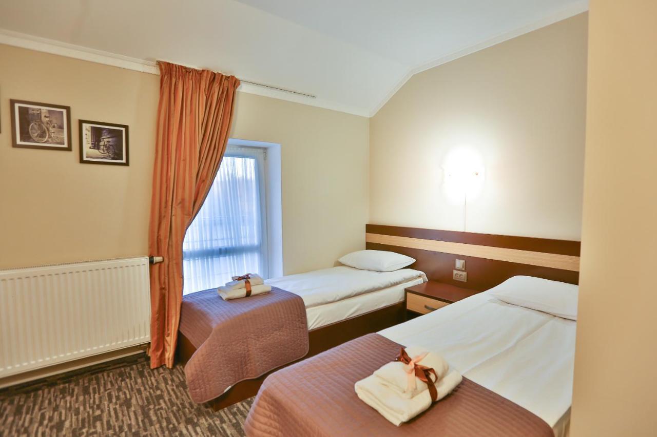 Роляда Hotel Tysmenytsia Buitenkant foto