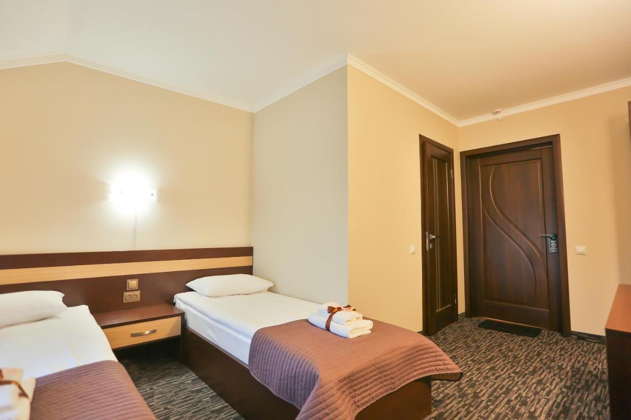 Роляда Hotel Tysmenytsia Buitenkant foto