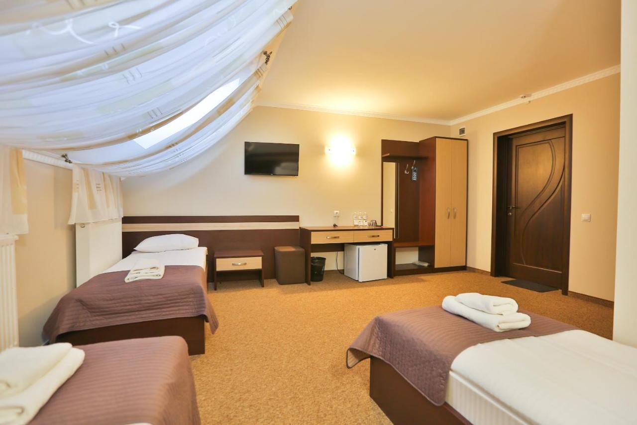 Роляда Hotel Tysmenytsia Buitenkant foto