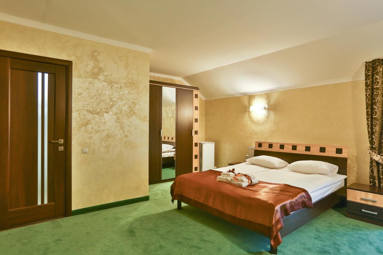 Роляда Hotel Tysmenytsia Buitenkant foto