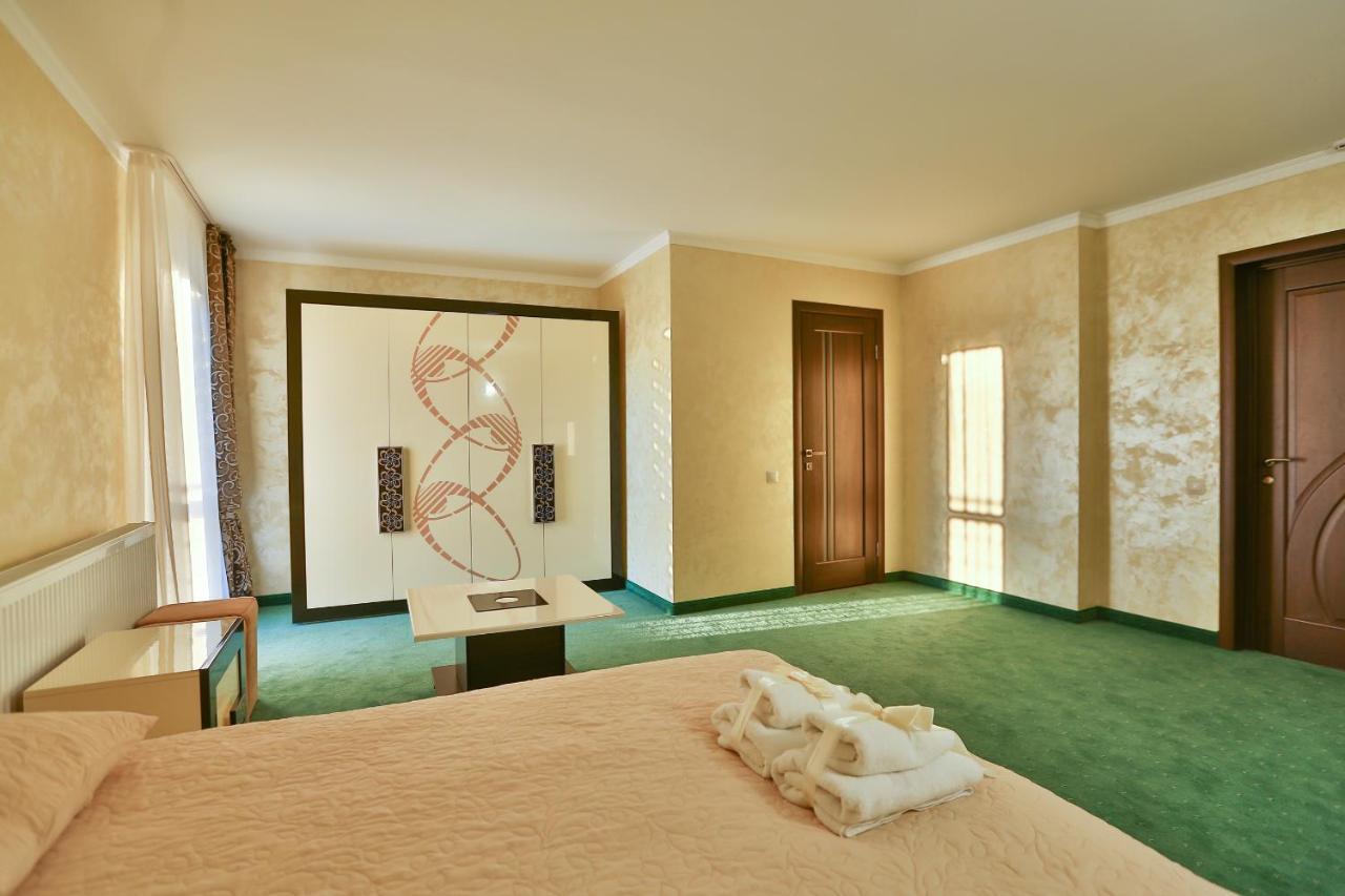 Роляда Hotel Tysmenytsia Buitenkant foto