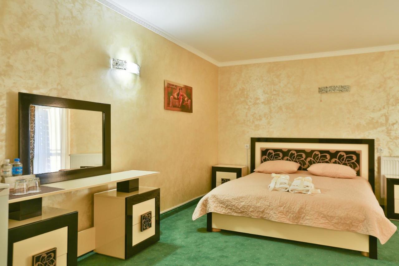 Роляда Hotel Tysmenytsia Buitenkant foto